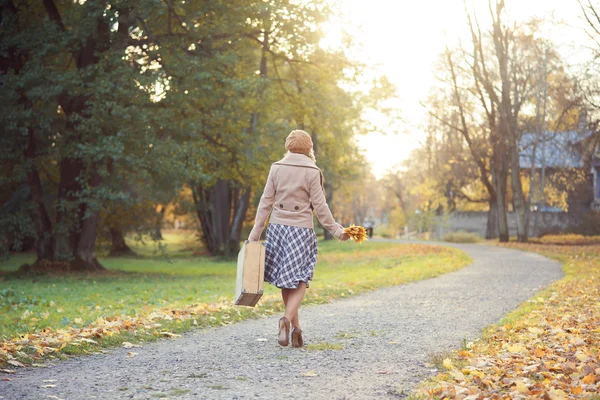 Kvinna promenader i höstparken — Stockfoto