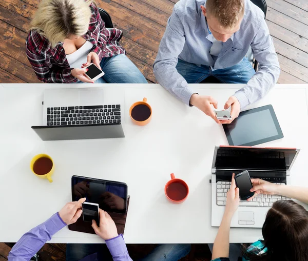 Studenten met behulp van computers, tabletten en smartphones — Stockfoto