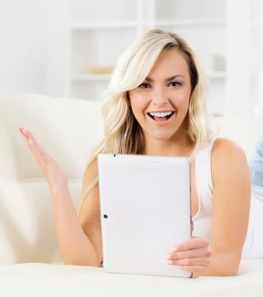 Blond meisje met tablet pc thuis — Stockfoto