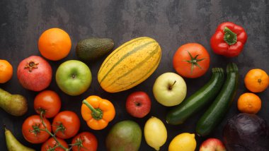 Sağlıklı yiyecekler: taze sebzeler, meyveler ve süper yiyecekler. Temiz yemek ve detoks. Beslenme, diyet, vejetaryen gıda konsepti.