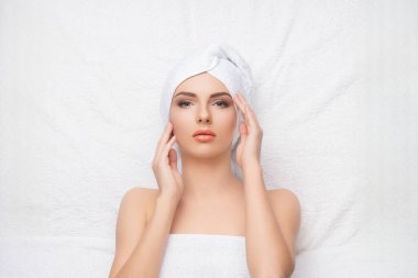 Kadın yüz masaj tedavi görüyor. Spa yüz yüze. Sağlık, şifa ve tıp kavramı.