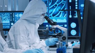 Bilimsel laboratuvar çeşitli araştırma ekipmanlarıyla dolu. Bilim adamları deneyler yapıyor ve araştırma faaliyetleri yürütüyorlar. Video konsepti bilim ve teknolojinin özünü vurguluyor.