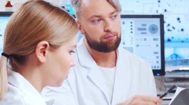 Bilimsel laboratuvar çeşitli araştırma ekipmanlarıyla dolu. Bilim adamları deneyler yapıyor ve araştırma faaliyetleri yürütüyorlar. Video konsepti bilim ve teknolojinin özünü vurguluyor.