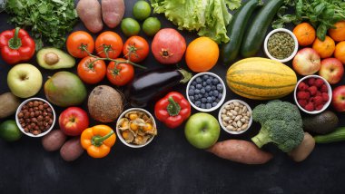 Sağlıklı yiyecekler: taze sebzeler, meyveler ve süper yiyecekler. Temiz yemek ve detoks. Beslenme, diyet, vejetaryen gıda konsepti.