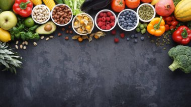 Sağlıklı yiyecekler: taze sebzeler, meyveler ve süper yiyecekler. Temiz yemek ve detoks. Beslenme, diyet, vejetaryen gıda konsepti.