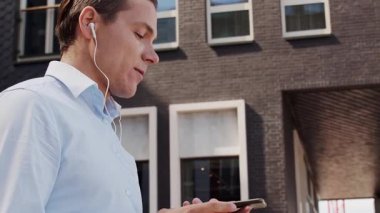 Sokakta çalışan genç ve çekici bir serbest çalışan. Ofis çalışanı ya da iş adamı. İş ve serbest meslek kavramı.