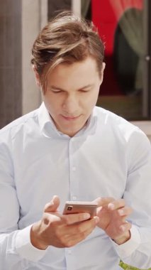 Sokakta çalışan genç ve çekici bir serbest çalışan. Ofis çalışanı ya da iş adamı. İş ve serbest meslek kavramı.