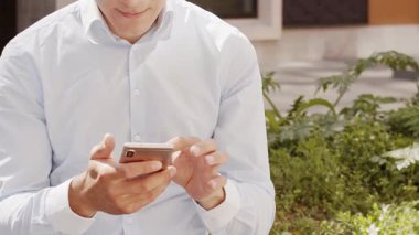 Sokakta çalışan genç ve çekici bir serbest çalışan. Ofis çalışanı ya da iş adamı. İş ve serbest meslek kavramı.