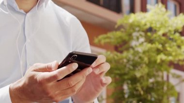 Sokakta çalışan genç ve çekici bir serbest çalışan. Ofis çalışanı ya da iş adamı. İş ve serbest meslek kavramı.