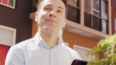 Sokakta çalışan genç ve çekici bir serbest çalışan. Ofis çalışanı ya da iş adamı. İş ve serbest meslek kavramı.