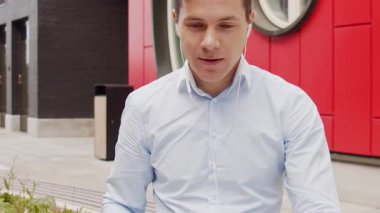 Sokakta çalışan genç ve çekici bir serbest çalışan. Ofis çalışanı ya da iş adamı. İş ve serbest meslek kavramı.