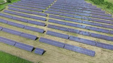 Estonya 'nın Paldiski yakınlarındaki yenilenebilir bir enerji santralindeki rüzgar türbinlerinin ve güneş panellerinin hava aracı görüntüleri. Videoda sürdürülebilir enerji üretimi, temiz enerji altyapısı ve modern yeşil teknolojinin birleştirilmesi yer alıyor.