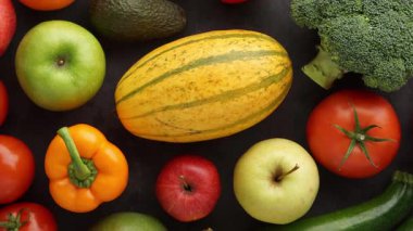 Sağlıklı yiyecekler: taze sebzeler, meyveler ve süper yiyecekler. Temiz yemek ve detoks. Beslenme, diyet, vejetaryen gıda konsepti.