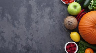 Sağlıklı yiyecekler: taze sebzeler, meyveler ve süper yiyecekler. Temiz yemek ve detoks. Beslenme, diyet, vejetaryen gıda konsepti.