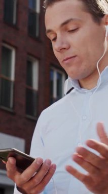 Sokakta çalışan genç ve çekici bir serbest çalışan. Ofis çalışanı ya da iş adamı. İş ve serbest meslek kavramı.