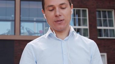 Sokakta çalışan genç ve çekici bir serbest çalışan. Ofis çalışanı ya da iş adamı. İş ve serbest meslek kavramı.