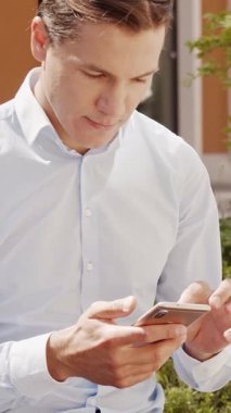 Sokakta çalışan genç ve çekici bir serbest çalışan. Ofis çalışanı ya da iş adamı. İş ve serbest meslek kavramı.