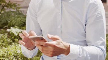 Sokakta çalışan genç ve çekici bir serbest çalışan. Ofis çalışanı ya da iş adamı. İş ve serbest meslek kavramı.