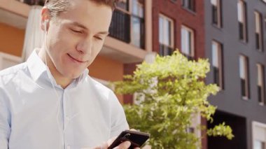 Sokakta çalışan genç ve çekici bir serbest çalışan. Ofis çalışanı ya da iş adamı. İş ve serbest meslek kavramı.