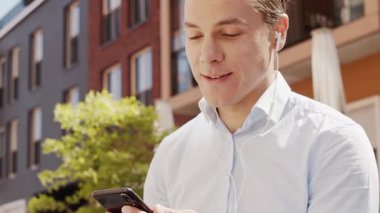 Sokakta çalışan genç ve çekici bir serbest çalışan. Ofis çalışanı ya da iş adamı. İş ve serbest meslek kavramı.