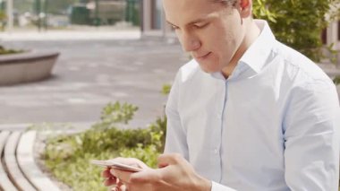 Sokakta çalışan genç ve çekici bir serbest çalışan. Ofis çalışanı ya da iş adamı. İş ve serbest meslek kavramı.