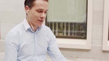 Sokakta çalışan genç ve çekici bir serbest çalışan. Ofis çalışanı ya da iş adamı. İş ve serbest meslek kavramı.