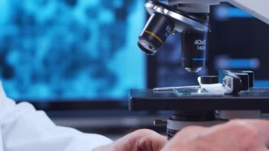 Bilimsel laboratuvar çeşitli araştırma ekipmanlarıyla dolu. Bilim adamları deneyler yapıyor ve araştırma faaliyetleri yürütüyorlar. Video konsepti bilim ve teknolojinin özünü vurguluyor.