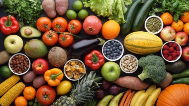 Sağlıklı yiyecekler: taze sebzeler, meyveler ve süper yiyecekler. Temiz yemek ve detoks. Beslenme, diyet, vejetaryen gıda konsepti.