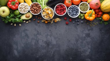 Sağlıklı yiyecekler: taze sebzeler, meyveler ve süper yiyecekler. Temiz yemek ve detoks. Beslenme, diyet, vejetaryen gıda konsepti.