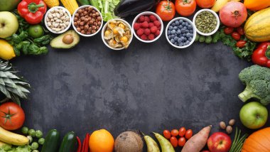 Sağlıklı yiyecekler: taze sebzeler, meyveler ve süper yiyecekler. Temiz yemek ve detoks. Beslenme, diyet, vejetaryen gıda konsepti.