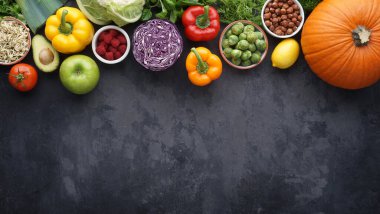 Sağlıklı yiyecekler: taze sebzeler, meyveler ve süper yiyecekler. Temiz yemek ve detoks. Beslenme, diyet, vejetaryen gıda konsepti.