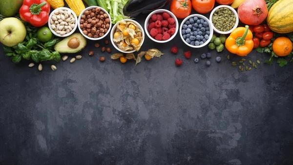 Sağlıklı yiyecekler: taze sebzeler, meyveler ve süper yiyecekler. Temiz yemek ve detoks. Beslenme, diyet, vejetaryen gıda konsepti.