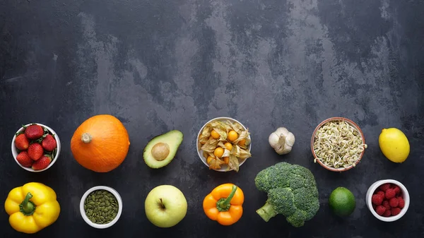 Sağlıklı yiyecekler: taze sebzeler, meyveler ve süper yiyecekler. Temiz yemek ve detoks. Beslenme, diyet, vejetaryen gıda konsepti.