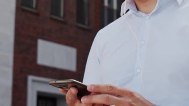 Sokakta çalışan genç ve çekici bir serbest çalışan. Ofis çalışanı ya da iş adamı. İş ve serbest meslek kavramı.