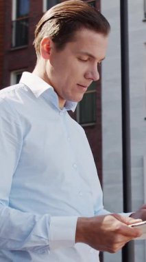 Sokakta çalışan genç ve çekici bir serbest çalışan. Ofis çalışanı ya da iş adamı. İş ve serbest meslek kavramı.