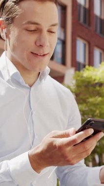 Sokakta çalışan genç ve çekici bir serbest çalışan. Ofis çalışanı ya da iş adamı. İş ve serbest meslek kavramı.