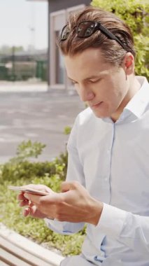 Sokakta çalışan genç ve çekici bir serbest çalışan. Ofis çalışanı ya da iş adamı. İş ve serbest meslek kavramı.