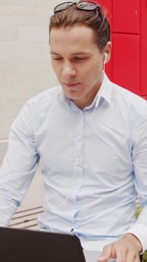 Sokakta çalışan genç ve çekici bir serbest çalışan. Ofis çalışanı ya da iş adamı. İş ve serbest meslek kavramı.