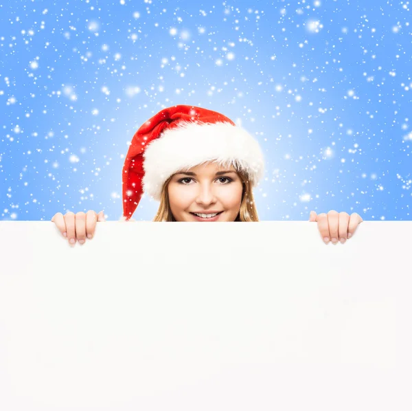圣诞老人的帽子与空白广告牌的女人 — 图库照片