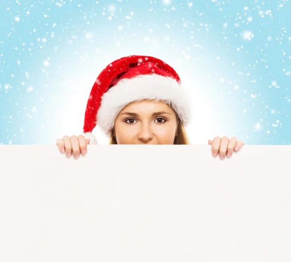 Mulher em Santa chapéu com outdoor em branco — Fotografia de Stock