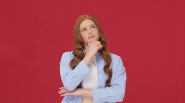 Stüdyoda poz veren güzel kızıl saçlı kız. Parlak, kırmızı, sağlam bir geçmişi olan sevimli bir genç kız. Kafkasyalı genç bir kadının yakın plan yüzü..