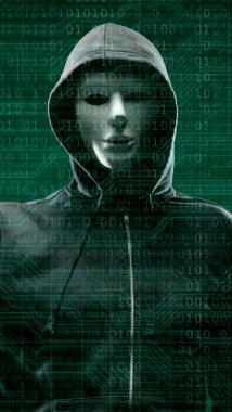 İkili kod ile dijital arka plan üzerinde tehlikeli hacker. Gizlenmiş karanlık yüz maskesi ve hood. Veri hırsız, internet saldırı, darknet dolandırıcılık, sanal gerçeklik ve siber güvenlik kavramı.