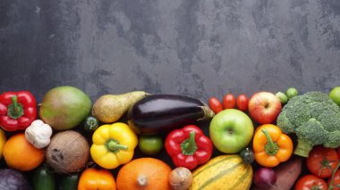 Sağlıklı yiyecekler: taze sebzeler, meyveler ve süper yiyecekler. Temiz yemek ve detoks. Beslenme, diyet, vejetaryen gıda konsepti.