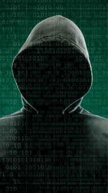 İkili kodlu dijital arkaplanda akıllı telefon aygıtı olan tehlikeli bir hacker. Maske ve kapüşonlu karanlık yüz. Veri hırsızlığı, internet saldırısı, darknet dolandırıcılığı, sanal gerçeklik ve siber güvenlik kavramı.