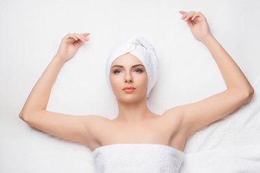 Kadın yüz masaj tedavi görüyor. Spa yüz yüze. Sağlık, şifa ve tıp kavramı.