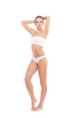 Zinde ve sportif kız iç çamaşırı. Güzel ve sağlıklı bir kadın gri arka plan üzerinde poz. Spor, fitness, diyet, kilo kaybı ve sağlık kavramı.