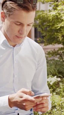 Sokakta çalışan genç ve çekici bir serbest çalışan. Ofis çalışanı ya da iş adamı. İş ve serbest meslek kavramı.