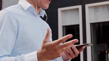 Sokakta çalışan genç ve çekici bir serbest çalışan. Ofis çalışanı ya da iş adamı. İş ve serbest meslek kavramı.