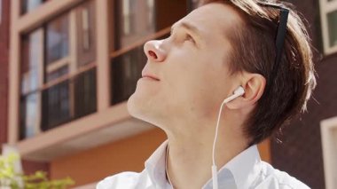 Sokakta çalışan genç ve çekici bir serbest çalışan. Ofis çalışanı ya da iş adamı. İş ve serbest meslek kavramı.