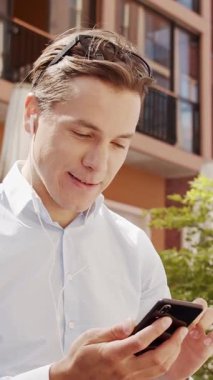 Sokakta çalışan genç ve çekici bir serbest çalışan. Ofis çalışanı ya da iş adamı. İş ve serbest meslek kavramı.